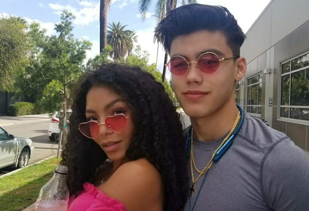 amorbailey's tweet photo. Hoje é um dia muito especial, aniversário da Any!
Feliz aniversário Any te desejo um ótimo dia que você continue assim sempre tão gentil e tão talentosa, Bailey tem muita sorte de te ter como amiga, te amo 💜✨ https://t.co/Z6HohEvyfA