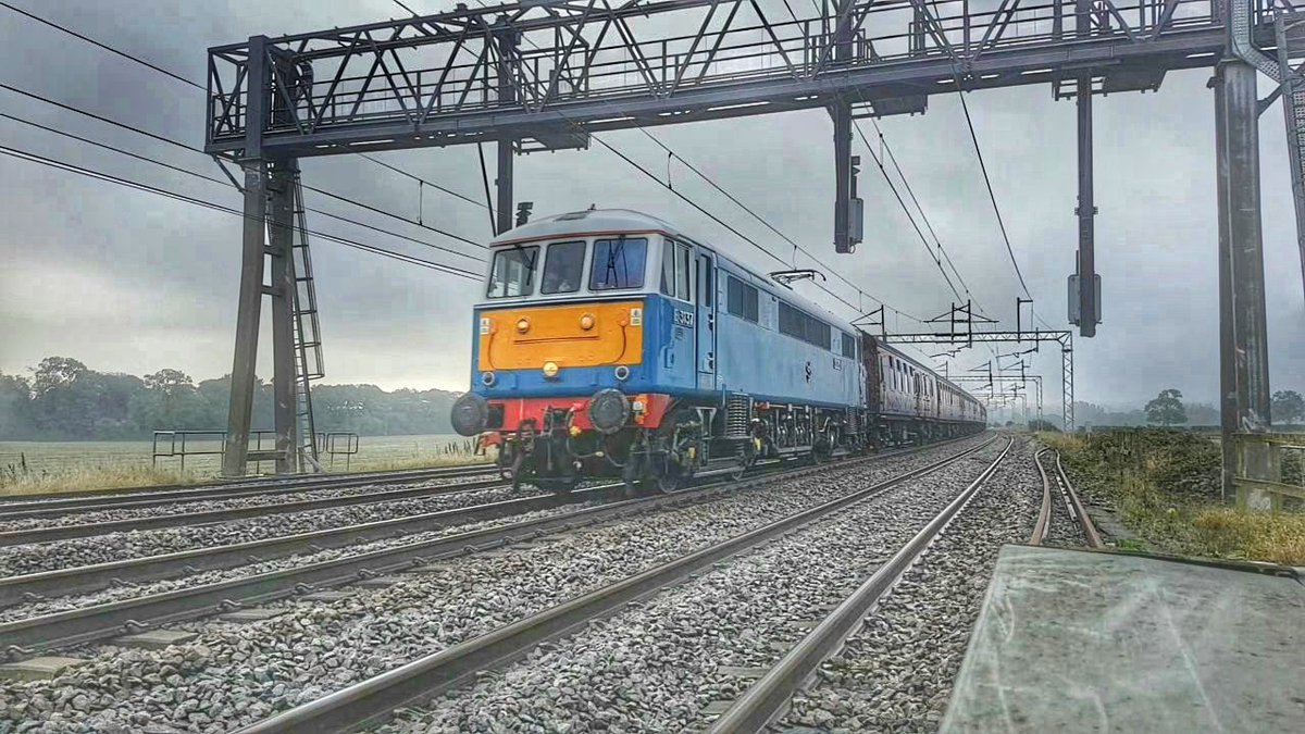 86259 Les Ross/Peter Pan passing Grendon with @railwaytouring 1Z86 to Carlisle 9/10/21 #class86 #ukrail