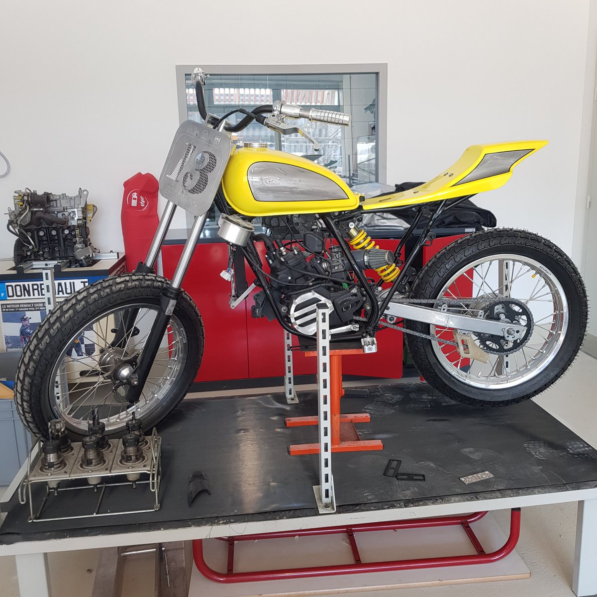 Nouvelles couleurs dans son nouvel atelier. Notre #yamaha #dirttrack entirement préparée avec des pièces conçues et usinées au lycée G.Monod #monodElB avec nos élèves de Bac pro Tu #TRPM.
Merci à Jerôme Mazzon pour cette belle peinture. sway.office.com/Fa1czkfXSTFT3O…
 #yardbuilt