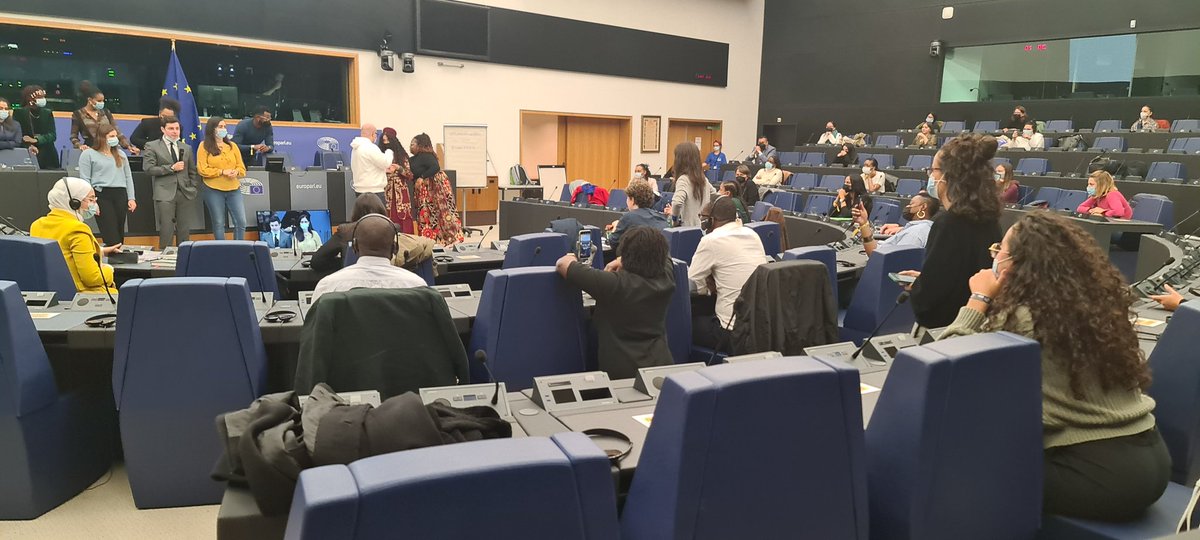BaldeAhmed's tweet photo. #eye2021 
La Diaspora a organisé une session pour amener les jeunes européens à échanger autour de la question ultime du racisme. De l'historique aux solutions pour endiguer le racisme, les jeunes ont montré qu'ils ont l'avenir entre leurs mains à travers l'expression d'idées 👌 https://t.co/W1aTCKflaE