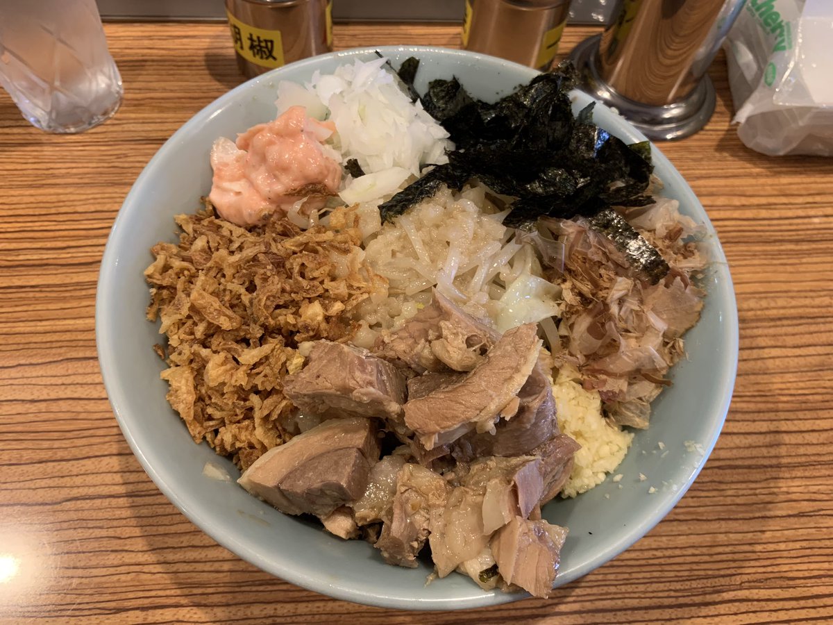 PlayTear's tweet photo. 久々の番町製麺でした。汁なし(小)
店名変わってからははじめての汁なしだったけど、ラーメンとは違って魚介風味？でおいしかった👏
胡椒入れると一気にジャンキーになって素晴らしい🍜
#番町製麺　#汁なし #小 https://t.co/Of9ow4YZdC