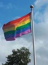 progressiefe's tweet image. Uitnodiging: maandagmorgen 11 oktober om 10 uur zal burgemeester Burmanje @GemeenteErmelo  de Regenboogvlag hijsen bij het gemeentehuis van Ermelo. Hierna wordt de tentoonstelling “Out en Proud op de Veluwe” geopend. Van harte welkom! #comingoutdag #vlagtumee? #Villagepeople