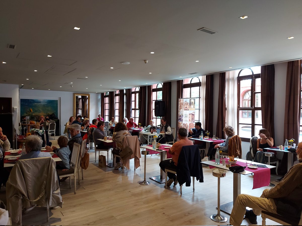 Una cinquantena de persones han assistit a la xerrada i degustació d'un aperitiu modernista a l'<a href="/HotelBlancafort/">Balneari Blancafort</a> de #laGarriga en una de les activitats estrella de les Jornades Modernistes que es celebren aquest cap de setmana