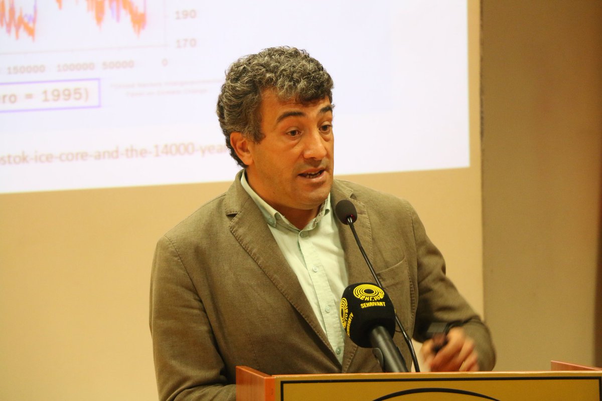 Yüzüncü Yıl Üniversitesi Mimarlık ve Tasarım Fakültesi Şehir ve Bölge Planlama Bölümü Öğretim Üyesi Doç. Dr. Serkan Kemeç ise, "Van Kenti Mekansal Dönüşümü Van Gölüne Etkileri" konusunda sunum yaptı.