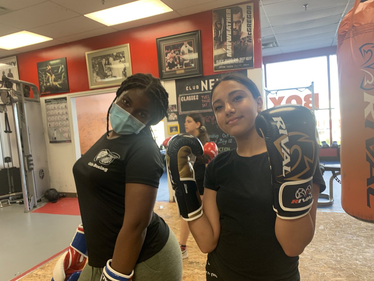 PeelCops's tweet image. Another great boxing session with the girls. They worked on some technical skills and some intense bag work.  Ended the evening with some great conversations. @COPSandKIDSca @PRPdmu @dewithboxing @MelWatpool @peel_team   #unitythroughsports #girlempowerment #buildingconfidence