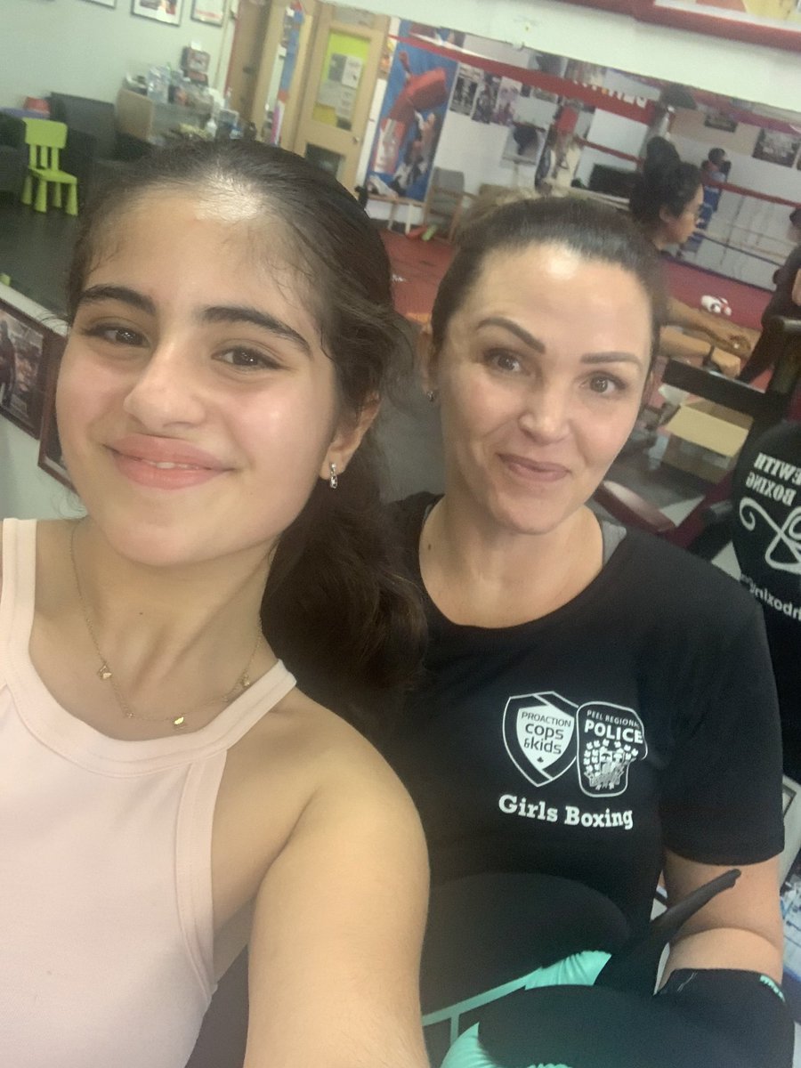 PeelCops's tweet image. Another great boxing session with the girls. They worked on some technical skills and some intense bag work.  Ended the evening with some great conversations. @COPSandKIDSca @PRPdmu @dewithboxing @MelWatpool @peel_team   #unitythroughsports #girlempowerment #buildingconfidence