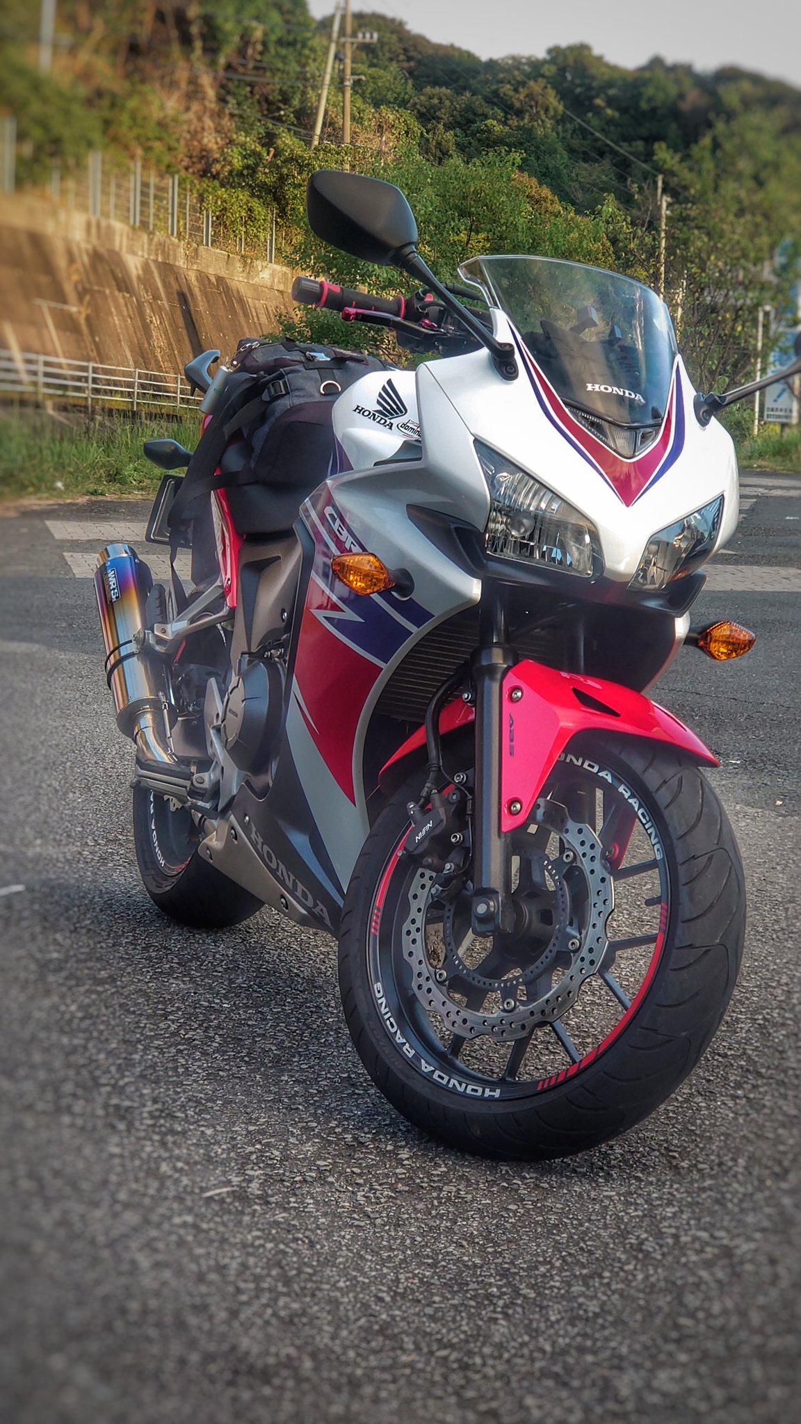 しちみ Cbr400r バックが重くて乗りにくい ウインカー変えたいカウル外すのが怖いのである 金はまだない Cbr400r T Co 8jjxd6tqpt Twitter