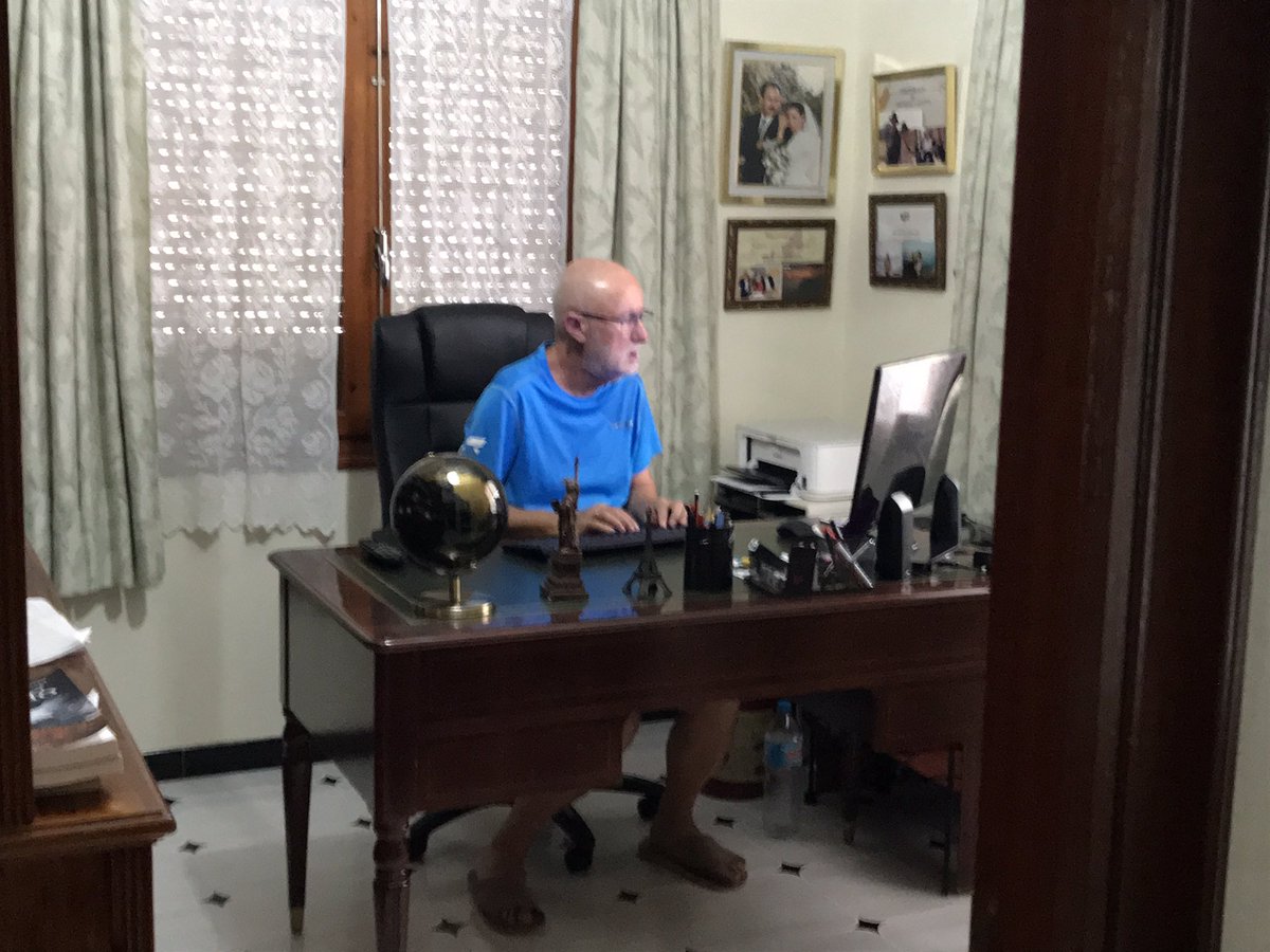 Sorprendido por mi mujer mientras trabajo en la sexta, que no es en este caso una cadena de televisión, sino el número de la novela cuya historia nace y evoluciona poco a poco en mi cabeza y los dedos transmiten al ordenador a través del teclado.