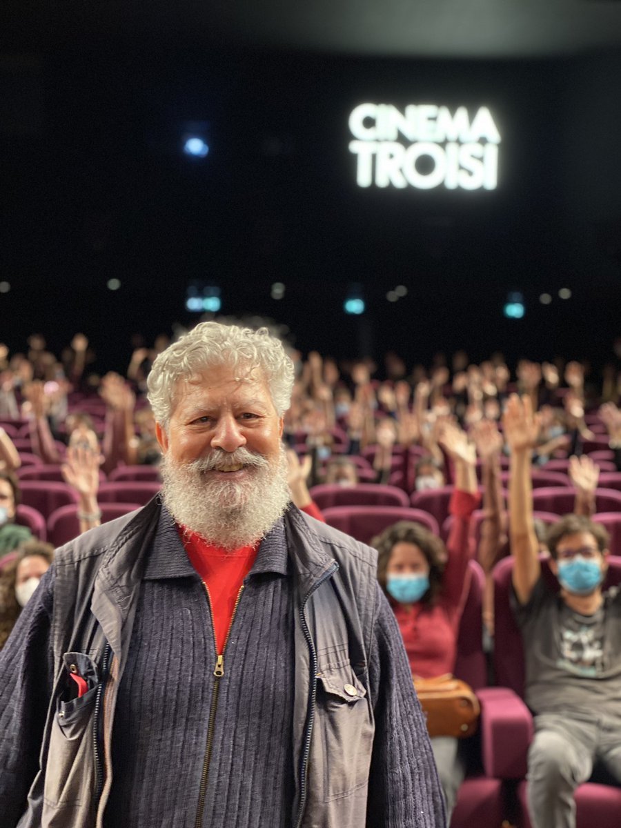 Tutto esaurito al matinée del Cinema Troisi con @LelloArena10 che presenta #Ricominciodatre, il primo film inaugurale dell’omaggio a #MassimoTroisi ✊🏻♥️