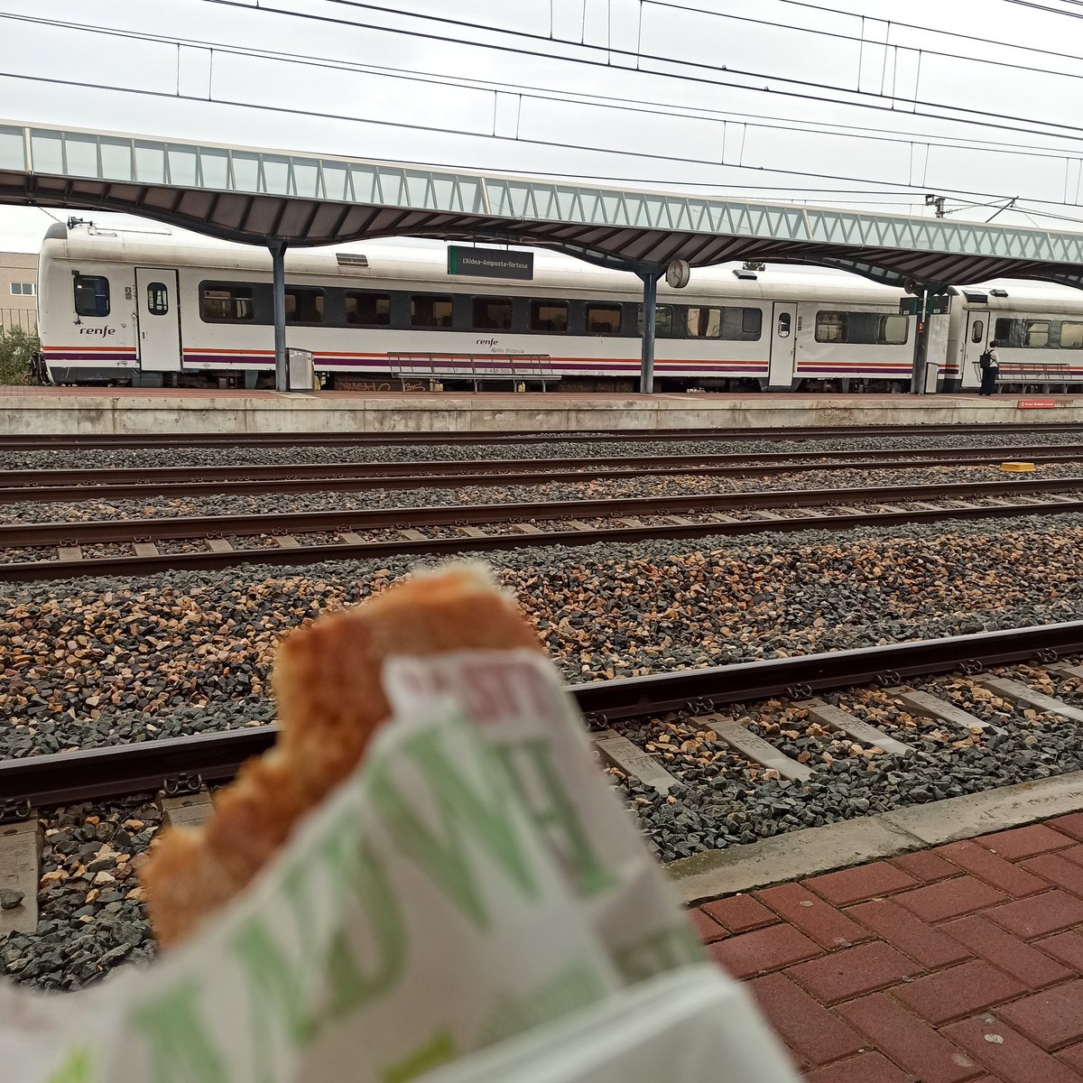 Adalfe_'s tweet photo. . #TrainHack Com el REX Barcelona-Valencia para dos cops a l'Aldea-Amposta, baixar a aquesta estació, estirar les cames i fer-se un bocata al bar de l'estació. https://t.co/GmO8XlJZOj