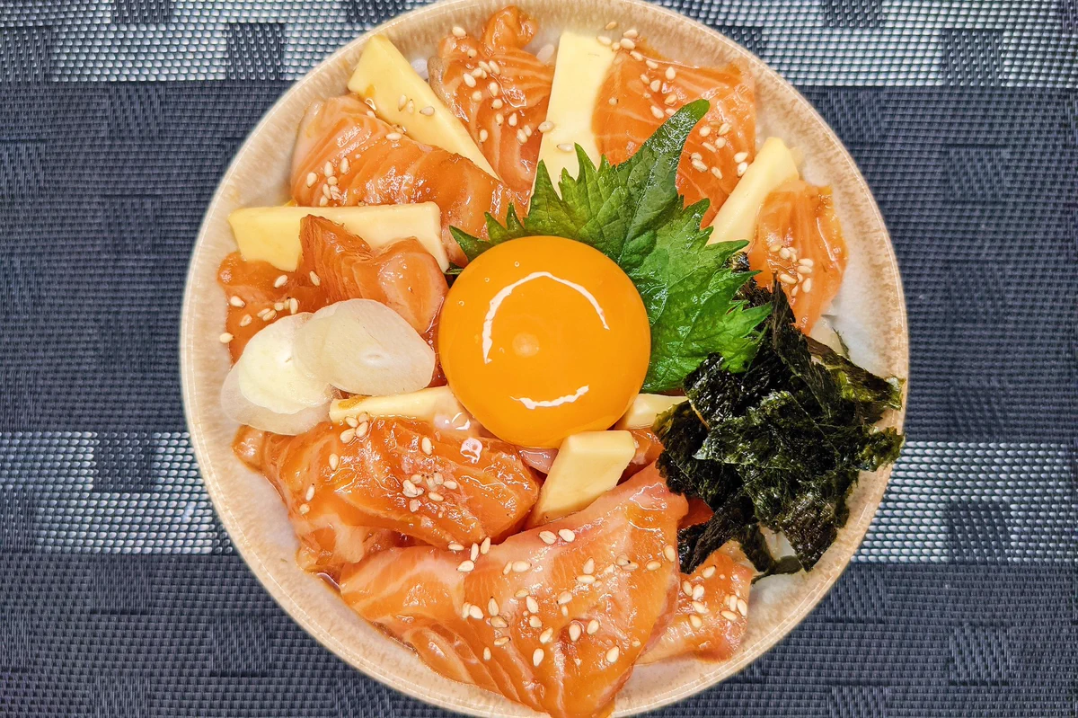 頬が落ちるほどの美味しさ？！チーズととっても合うという、サーモンの漬け丼レシピ！