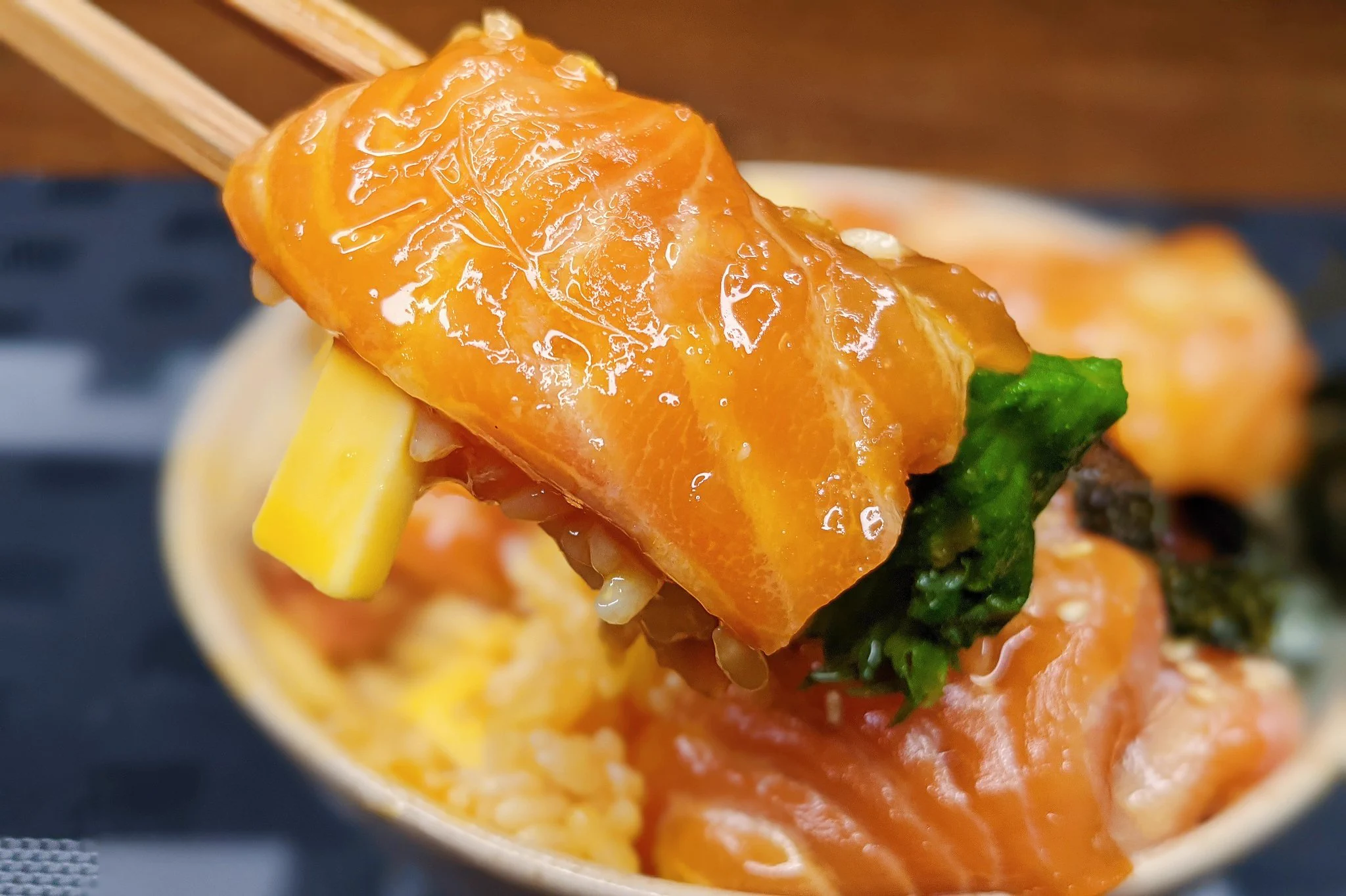 頬が落ちるほどの美味しさ？！チーズととっても合うという、サーモンの漬け丼レシピ！