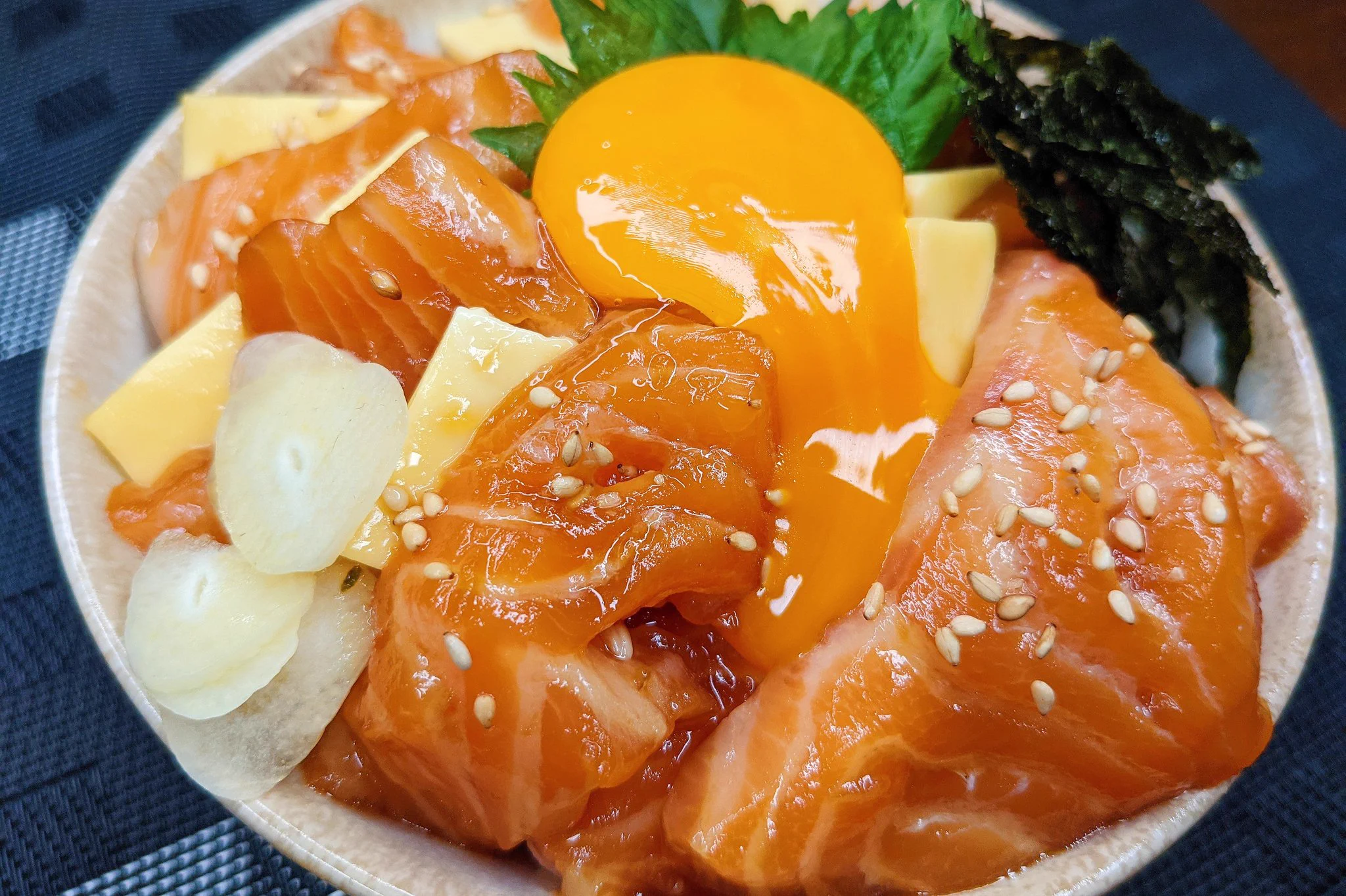 頬が落ちるほどの美味しさ？！チーズととっても合うという、サーモンの漬け丼レシピ！