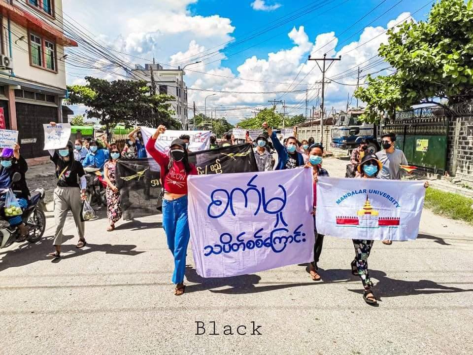 may_mzh's tweet photo. The bravest revolutionary warrior from Mandalay Coalition Strike went on a powerful Anti-Dictatorship Strike by showing strong spirits and solidarity this afternoon.  #WeSupportNUG #Oct9Coup #WhatsHappeningInMyanmar https://t.co/Isev32iJus