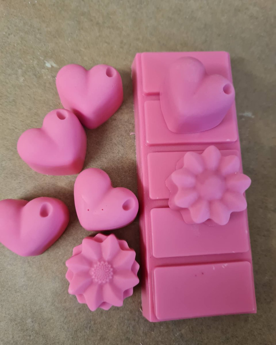 final_bossuk's tweet photo. I love these D20 snap bars we have lots going out this week too

These ones are:
Green - Plant Growth
Pink - Unicorn Lair 
Yellow - Flower Spirit 

https://t.co/LBTbzlApej

#waxmelts #dnd #d20 #snapbar #SaturdayMorning #gift #ttrpg #UKGiftHour #Christmas2021 #dungeonsanddragons https://t.co/du1AksvBbY