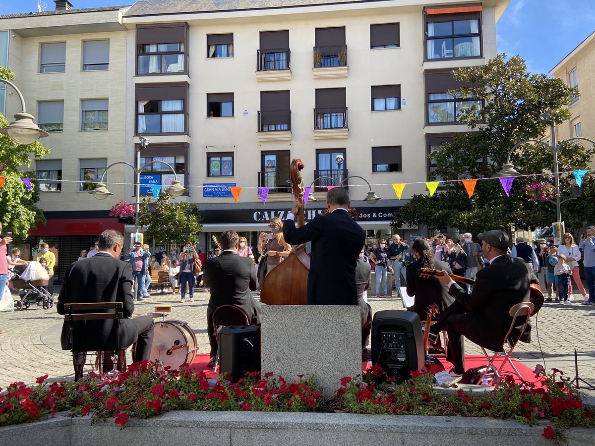 🎶🎷🎻🎺 #Majadahonda ya suena en la calle 

📍 Estamos en la Plaza Mayor de #Majadahonda con un concierto de Whatever Jazz Band 

¡No te lo pierdas! 😜