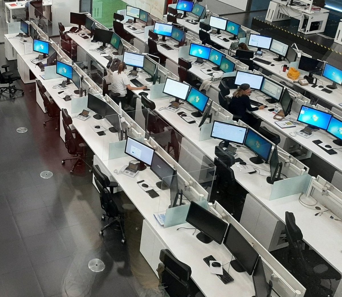 Otro fin de semana de saturación de llamadas en #Emergencias112Andalucia . La sala a rebosar de puestos vacíos y unos pocos gestores trabajando toda la noche a destajo, sin descanso, derrotados. Más de 40 trabajadoras de bolsa en Paro. Esta es la gestión del <a href="/ppandaluz/">PP de Andalucía</a>