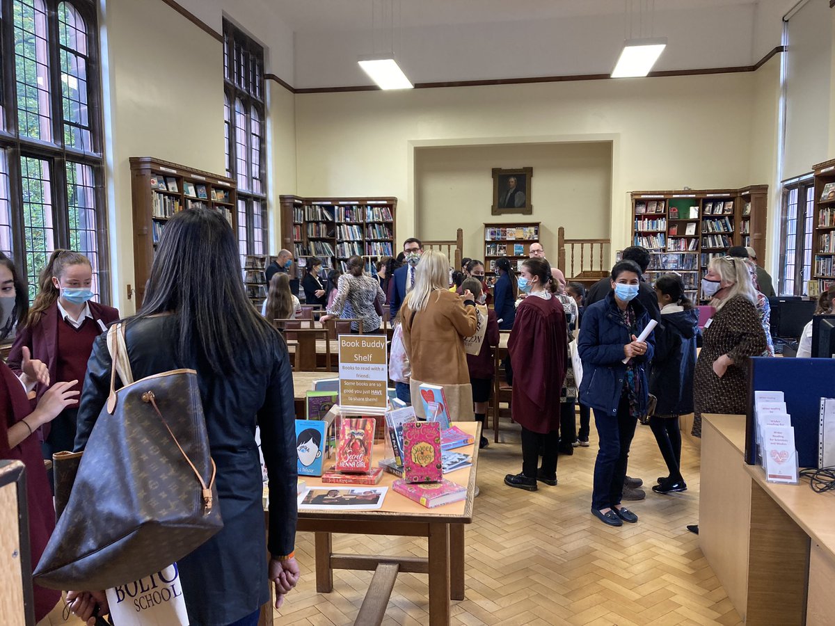 BSGDPrefects's tweet photo. The humanities hub in the library looking very busy! https://t.co/g8GpOUo7ng