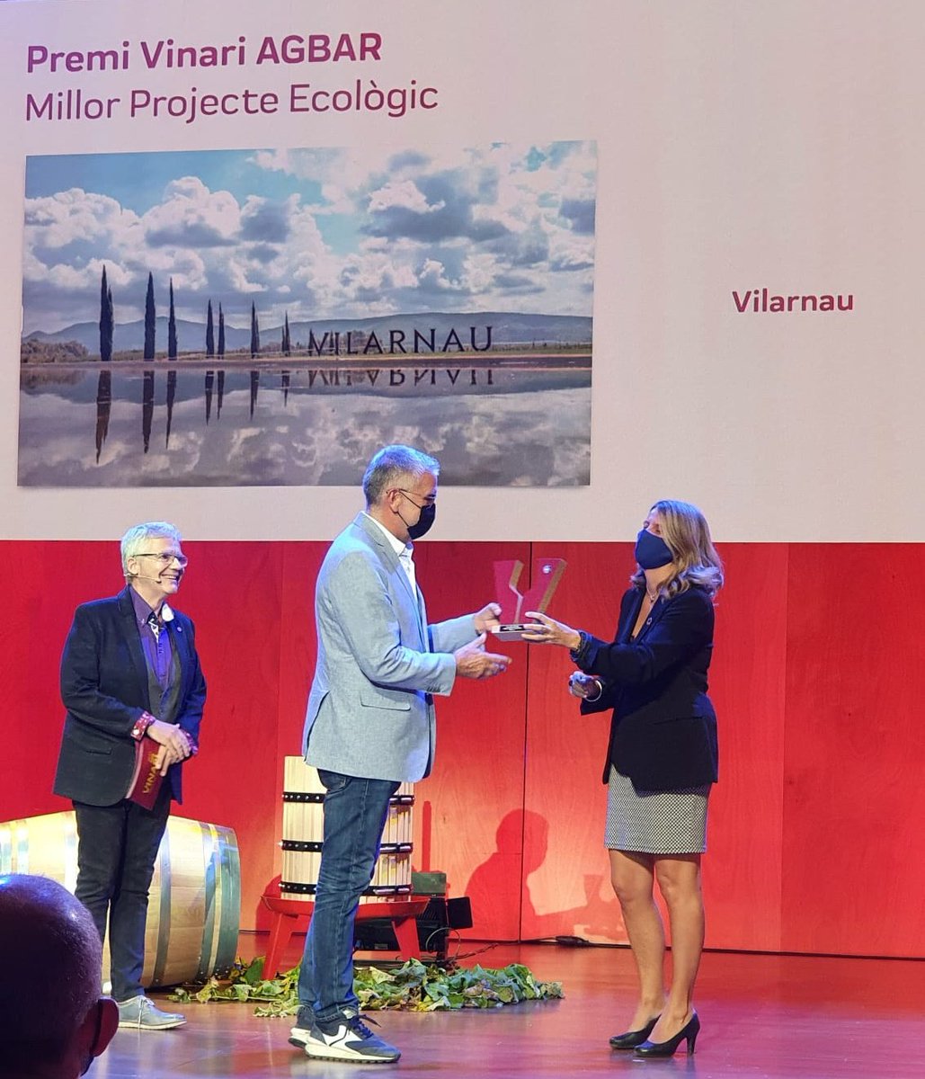 Veolia_Cat's tweet photo. 🍇🍷 Els @PremisVinari reconeixen els millors vins de l'any!

🏅 A la gran gala dels vins catalans, la nostra directora territorial @BertaMercad ha entregat el Premi #Vinari21 d'@Agbar al millor projecte ecològic als @CAVESVILARNAU. Enhorabona! https://t.co/NvHcHzKYgU