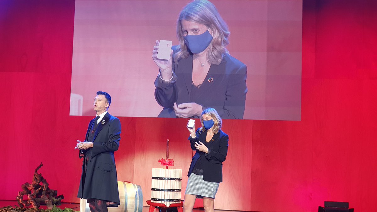 Veolia_Cat's tweet photo. 👏 La nostra felicitació als guanyadors dels #Vinari21 i l'enhorabona als organitzadors dels @PremisVinari per aquesta gran celebració per fer créixer i divulgar el #viCatalà! 🍷

🤝 Donem suport a la seva promoció i a la seva aposta per la #sostenibilitat. https://t.co/z30kASicSP