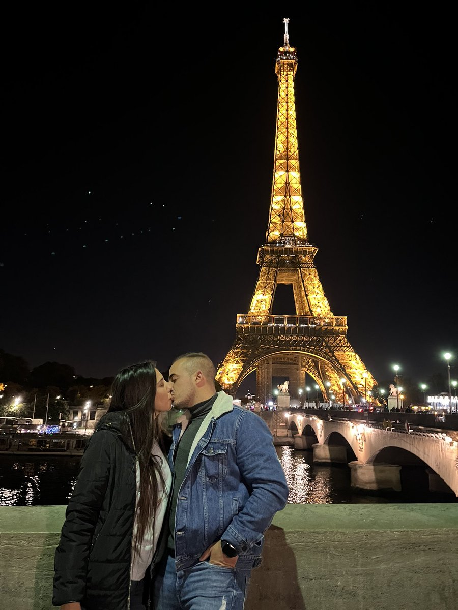 S14Mario's tweet photo. El cuerpo y la mente sigue en París. 4 días inolvidables, magicos 😍😍💘 Ojala toda la vida conociendo lugares y disfrutar de ti 🤞🏽🤞🏽 Eres la persona mas maravillosa del mundo @Dianamlp30 Je T’aime 💘💘💘 https://t.co/NRgJfrLj9K