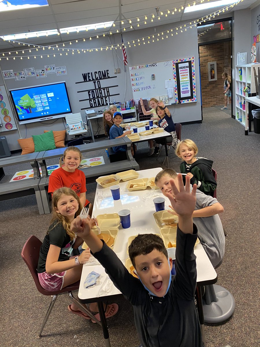 MrsChristensen3's tweet photo. A fun morning of Flapjacks and Fidgets with our Octoberfest winners. Shoutout to @ScottyBsRestrnt for the amazing Flapjacks! @HTPrimary https://t.co/CEuncJ2I1S