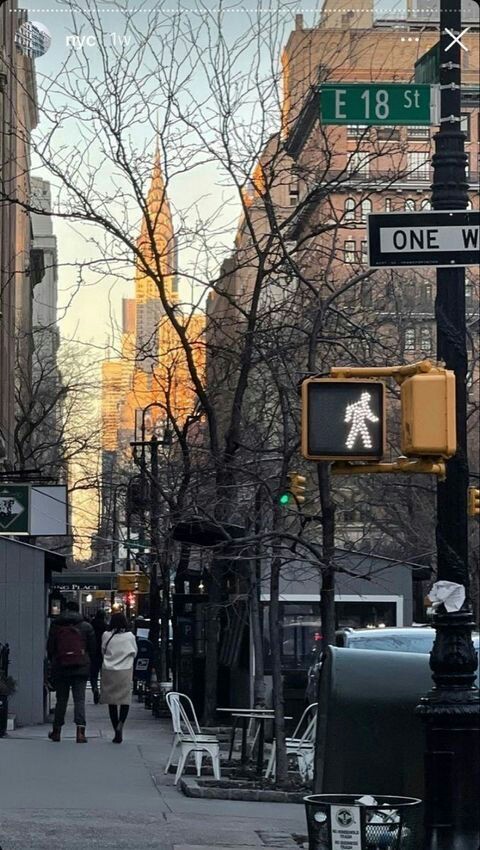 ExcusePrada's tweet photo. Saturday morning in NYC https://t.co/2YANikxljf