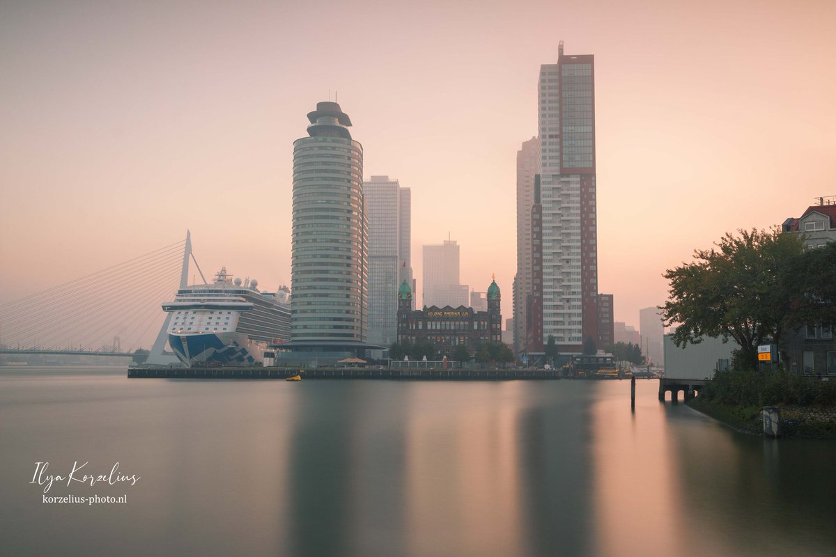 mistige zonsopkomst vanochtend.

@Havenloods @010byday @rotterdam @rottergram @gersrotterdam @RotterdamInfo @nachholland