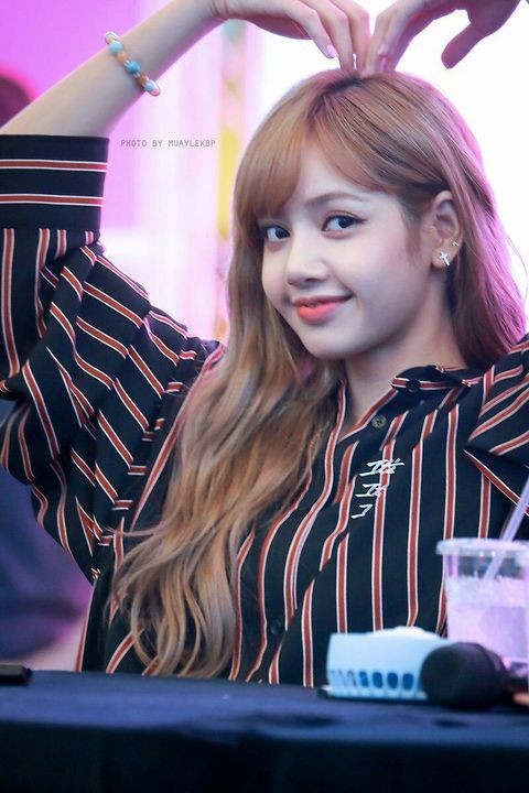 Hãy yêu thương cô gái ấy 
#BeFairToLISA
#YGLetLisadoHerWork 
#YGTalkToUs