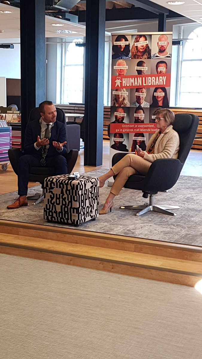 De burgemeester in gesprek in de stadskazerne