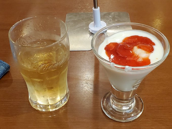 若干雑な装いのいちごヨーグルトいただきます。ちなみにオーダーストップは8時半らしい。 