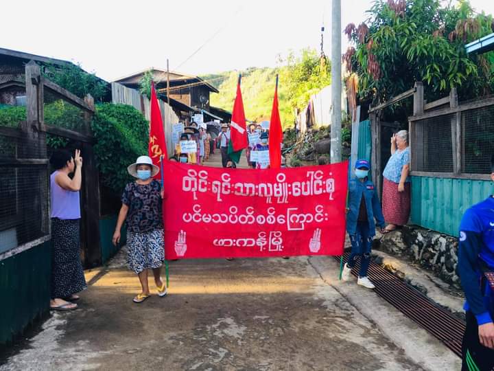 htoolin9702's tweet photo. Hpakant's Multi-ethnic protesters marched on the streets to fight against the murderous military, on the evening of October 9.

#WeSupportNUG
#Oct9Coup
#WhatsHappeningInMyanmar https://t.co/VLlwIRblw0