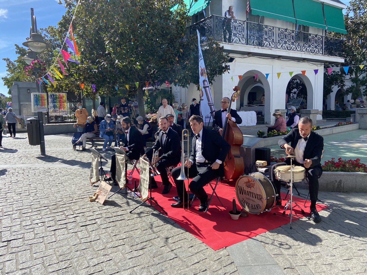 Nuestra Gran Vía, con más vida que nunca 😍

Muchísimas gracias a Whatever Jazz Band por amenizarnos la mañana de hoy en #Majadahonda. 

#MajadahondaSuenaEnLaCalle y seguirá sonando cada sábado 🎷🎶🎺