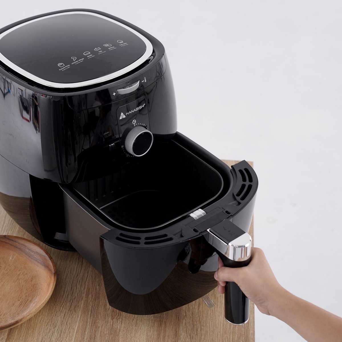 MyHanabishi's tweet photo. Looking for an all-in-one kitchen #Kapartner? #MyHanabishi Air Fryer HAFRYER38 is the perfect match! With its black aesthically pleasing design and large 3.8L capacity, its really worth the price!
Get it on SALE this 10.10 at #HanabishiLazMall ❤️ https://t.co/XgaEitlm8E