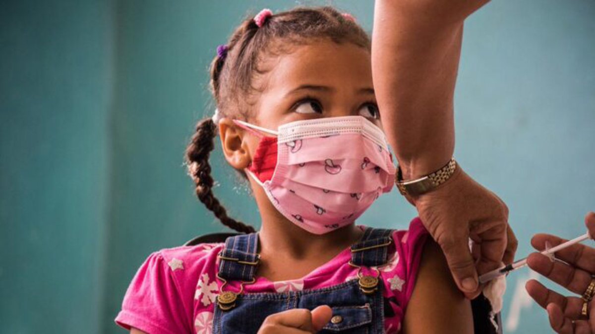 DiazCanelB's tweet photo. Con paso firme sigue vacunación en #Cuba contra #COVID19 en niños mayores de 2 años. Esta semana comenzó segunda dosis de #Soberana02 a más de un millón 800 mil. También inició ensayo con #SoberanaPlus en niños y adolescentes que padecieron la enfermedad. De esta salimos todos. https://t.co/dDzsJCV8xc