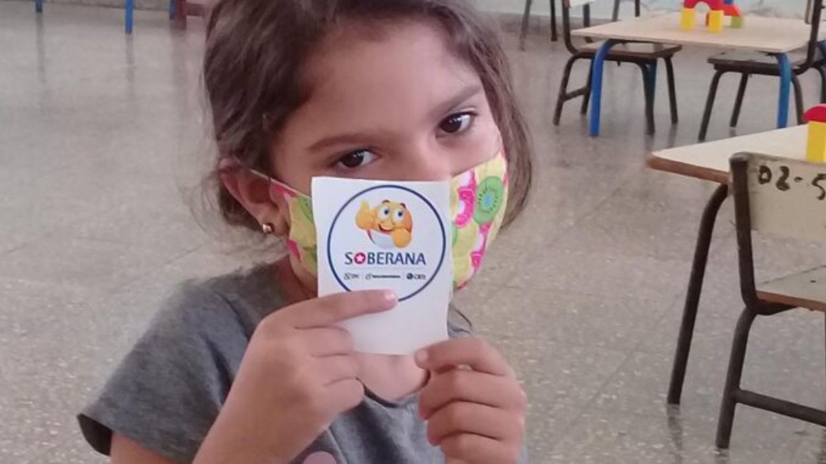 DiazCanelB's tweet photo. Con paso firme sigue vacunación en #Cuba contra #COVID19 en niños mayores de 2 años. Esta semana comenzó segunda dosis de #Soberana02 a más de un millón 800 mil. También inició ensayo con #SoberanaPlus en niños y adolescentes que padecieron la enfermedad. De esta salimos todos. https://t.co/dDzsJCV8xc