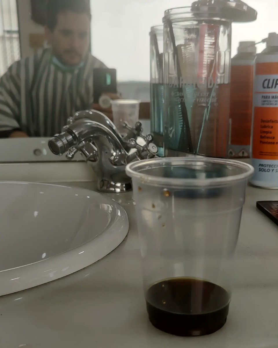 Chicharrones y moscatel de Chipi, yo creo que no tiene sentido pelarse en otro sitio que no sea Escondidos en calle San Luis y que el Pedro te dé gloria