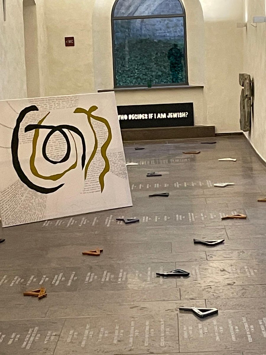 VogelArnsberg's tweet photo. #BecomingGEWISH von #JackieGrassmann & #ArielReichman #KlosterWedinghausen, #Arnsberg: #LecturePerformance, Bodeninstallation, Videoarbeit zum Spannungsverhältnis deutscher u. jüdischer Identität 🔽
https://t.co/RRrcBWzeY6
Performance auch n9./ 10.10., 19 h. #2021JLID https://t.co/qOxn33XNtj
