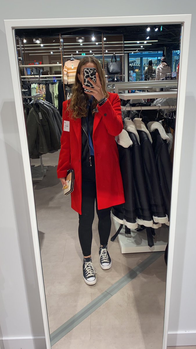 Heb ik laatst een rood leren jasje gehaald? Ja. Heb ik een rood spijkerjasje hangen? Ja. Ga ik nu deze jas halen? Ja.