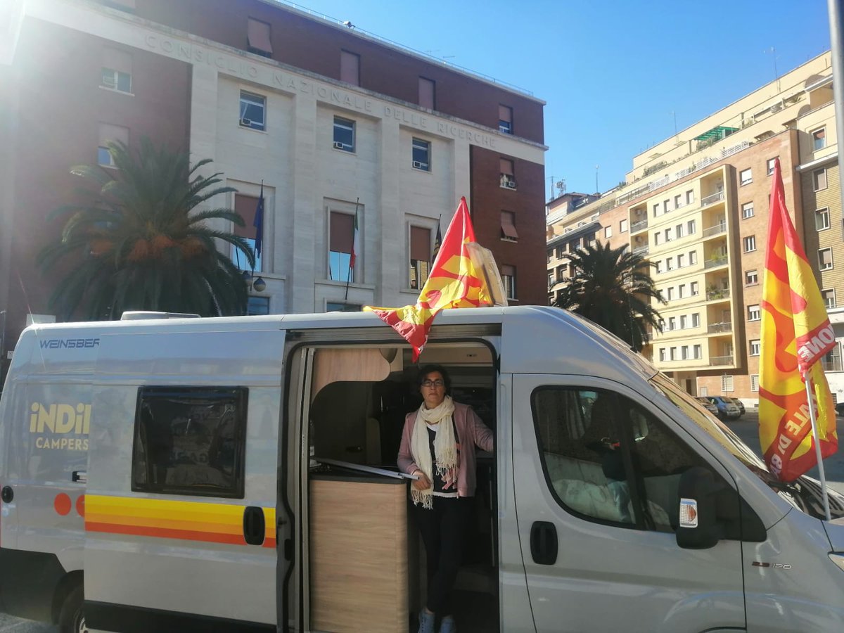 <a href="/gualtierieurope/">Roberto Gualtieri</a> E qual è la sua posizione sui #precari della #ricerca in presidio permanente davanti al #CNR, che si vedono scippare il diritto alla stabilizzazione (e i fondi) assegnati per legge quando lei era ministro?
#RicercaSenzaTetto #elezioni2021 #Roma #ballottaggio #Elezionicomunali2021