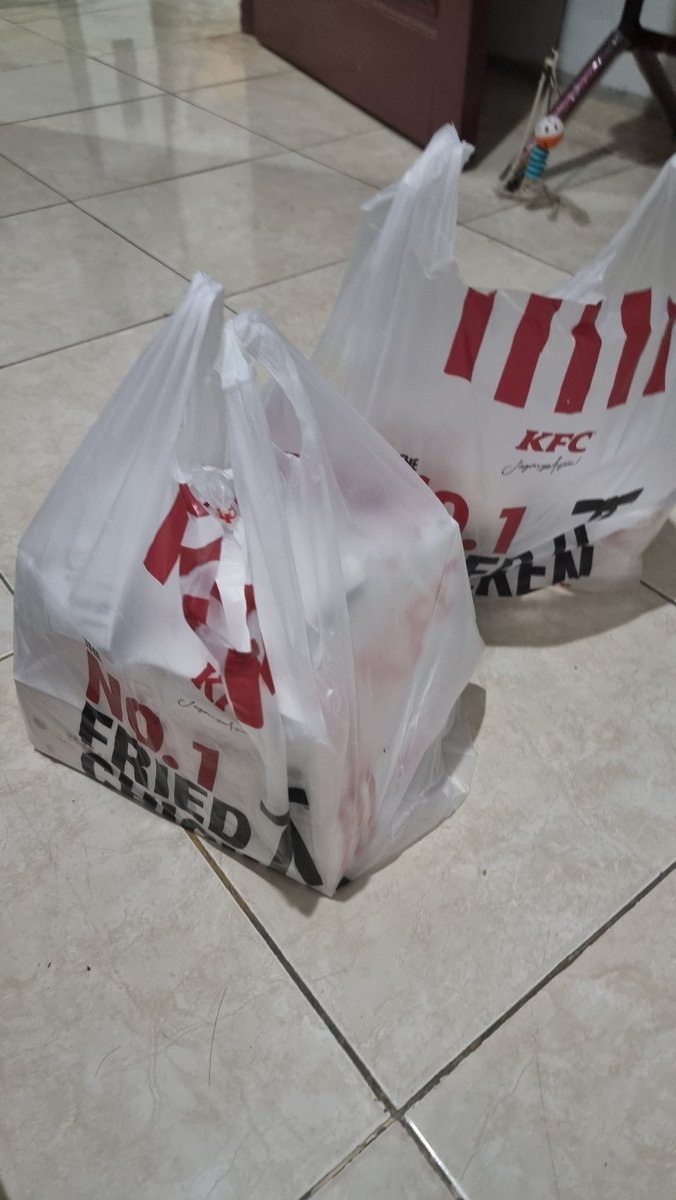 n_hestika's tweet photo. @ravozelaerwin Kfc percetakan negara.. tapi sudah diganti kok.. setelah komplain saya d hubungi pihak kfc percetakan negara dan d ganti.. https://t.co/wPYXAcA6sD