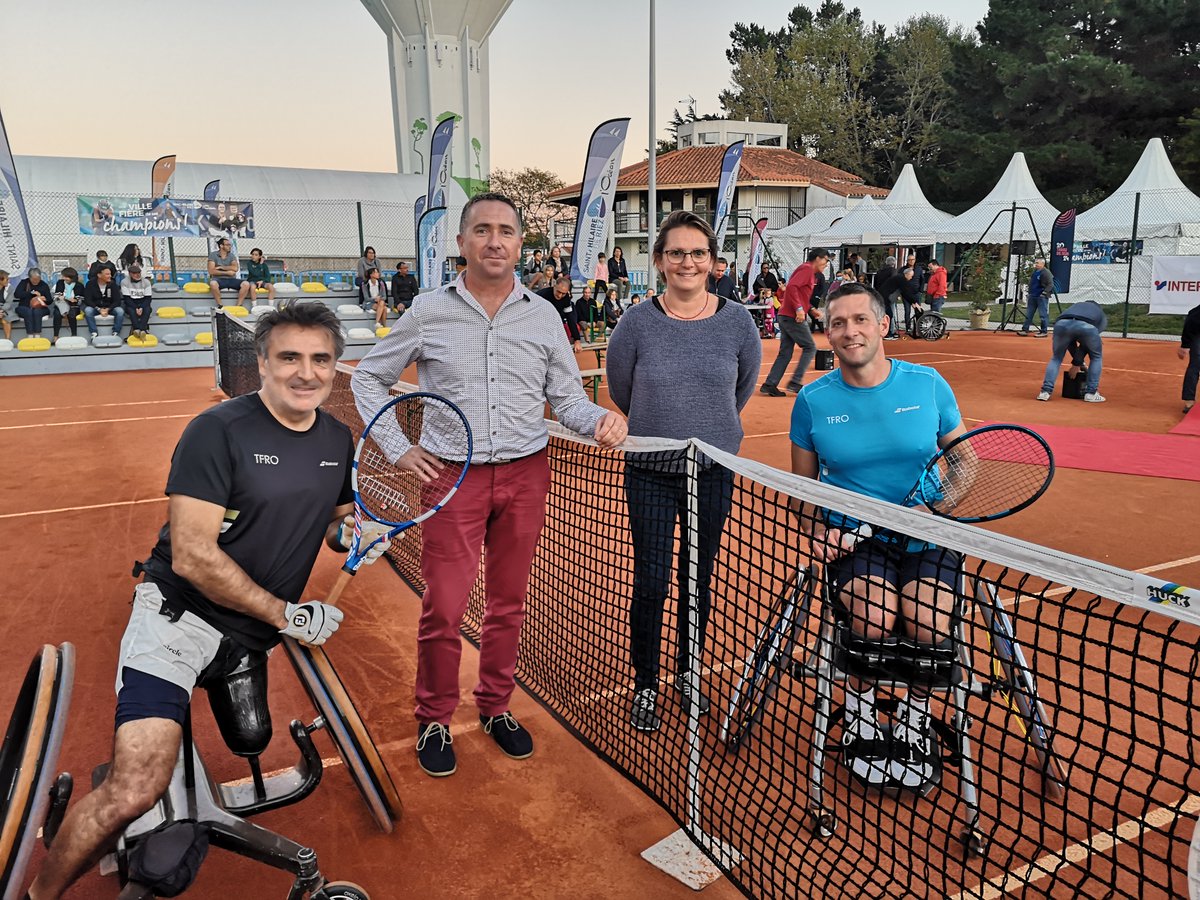 Inauguration du court de tennis en terre battue <a href="/HoudetStephane/">Stephane Houdet</a> le 8 octobre à <a href="/Ville_SHR/">Saint-Hilaire-de-Riez</a> en présence de Stéphane Houdet et de Gaëtan Menguy, champions de tennis fauteuil et licenciés au Tennis Club Riez-Océan. #TerredeJeux2024 #Paris2024