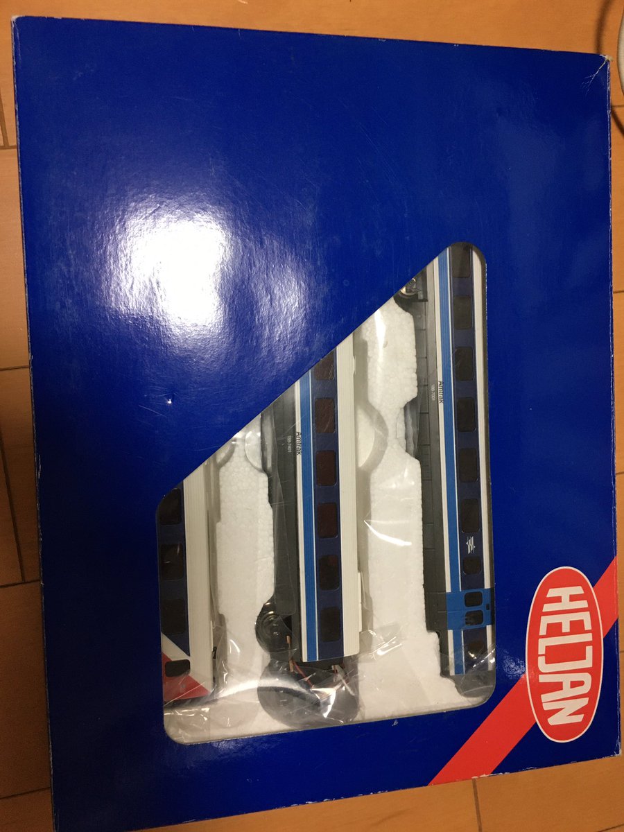 kana26812444's tweet photo. 本日の戦利品①
HELJAN IC3 Amtrak flex liner
存在は知っていた物の出回りが皆無で日本に存在するかも分からなかったAmtrak仕様のIC3がまさか売っていたので購入。特徴的な顔もしっかり再現。少し連接部が連結しにくいですが走りも良好 #Amtrak #HELJAN #IC3 #Flexliner https://t.co/0Cwca5WzpW