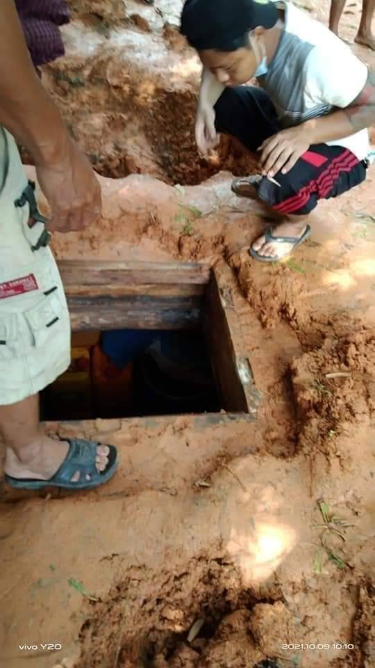 HURFOM's tweet photo. 1/2 Four family members died due to lack of oxygen in their family bomb shelter in Kah-Rin village, #Hpa-an, according to one of the villagers. "The incidents happened when they tried to move their belongings from the shelter to the upper ground' he added. https://t.co/BS4y0vOP5G