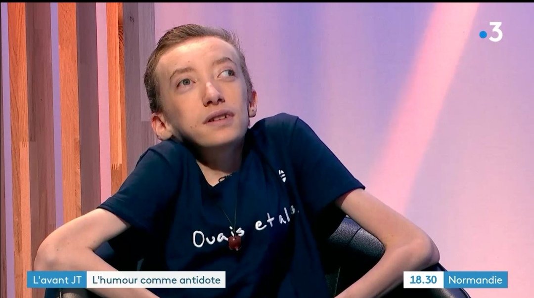 ouaisetalorsoff's tweet photo. [L'#humour comme #antidote ! ]

Regardez qui a investi les studios @F3bnormandie !
C'est notre @QuentinRatieuv2 qui nous fait l'honneur d'emporter avec lui @Ouaisetalors_fr😍

#Merci #Quentin #QuentinRatieuville #handicap #marqueengagee #différence #tousdifferents #ouaisetalors https://t.co/udv1UGBS1P