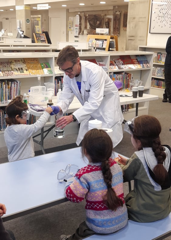 hackneylibs's tweet photo. Thanks to Atomic Anthony and  @FizzPopParty for an EXPLOSIVE morning of science experiments at #DalstonCLRJamesLibrary today! We love lessons that go with a bang! #science #librarylife #hackneylibs https://t.co/ATpjML24eR