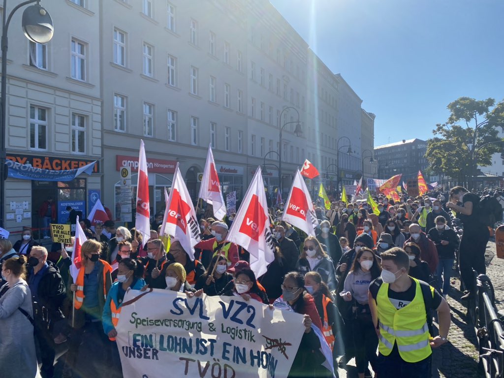Unglaublich!!!! Es sind so viele Menschen hier in Berlin auf der Straße für die #BerlinerKrankenhausbewegung - das Ende der Demo ist nicht zu sehen! 

Ein starkes Zeichen für bessere Arbeitsbedingungen in unseren Kliniken und #GesundheitstattProfite #b0910