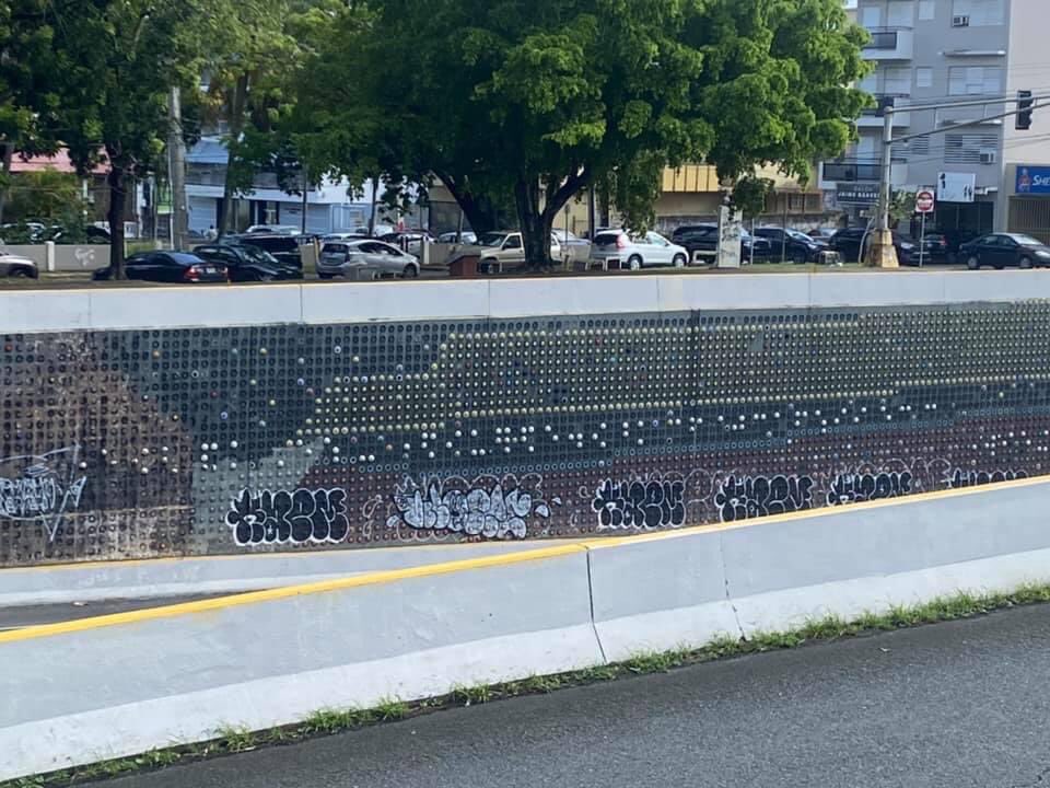 Foto de la cuenta de twitter por @lacted que muestra la pieza de José Jorge Román con intervención de graffiti y deterioro.