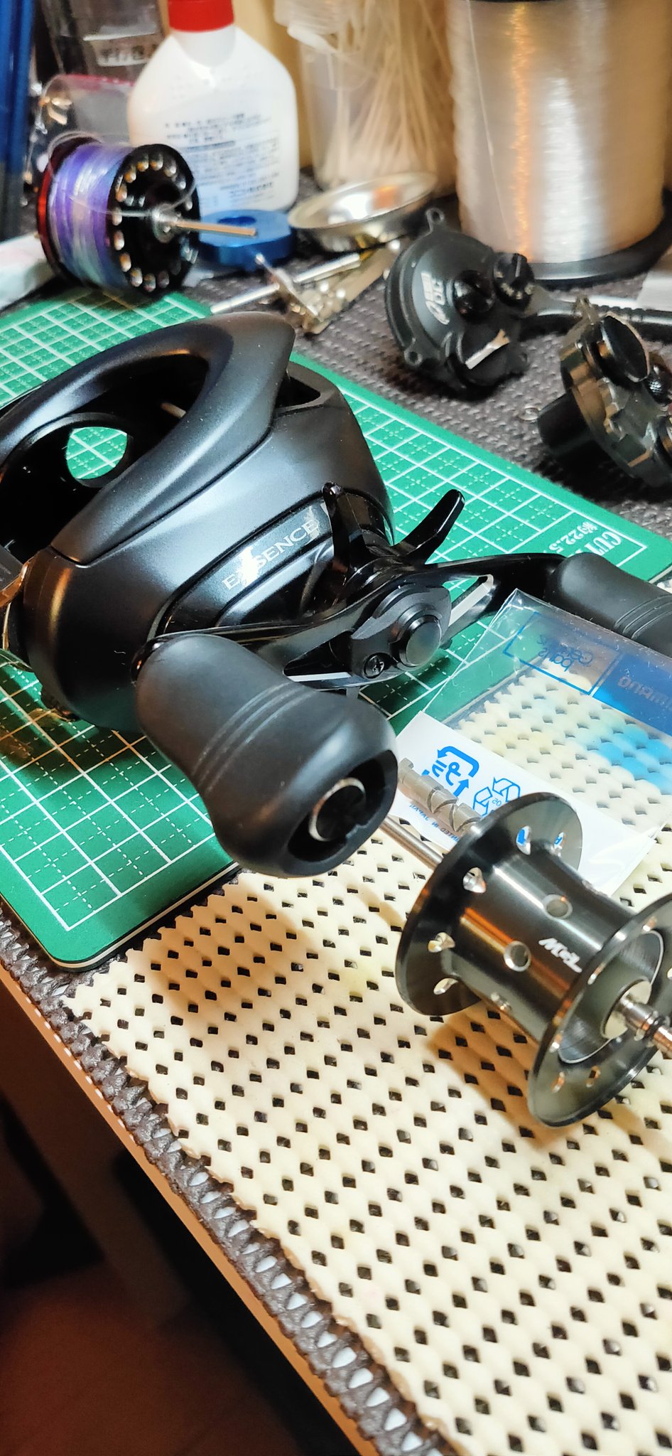 ワールドシャウラ始めました 19mmナローに馴染めず16アンタレスmglスプール導入 ベイトシーバス用に17エクスセンスを買ったが青物仕様に変更 ラインキャパ Pe2 5号130m スプール重量18 44gでエクスセンスと変わらんが慣性モーメントダウンに期待