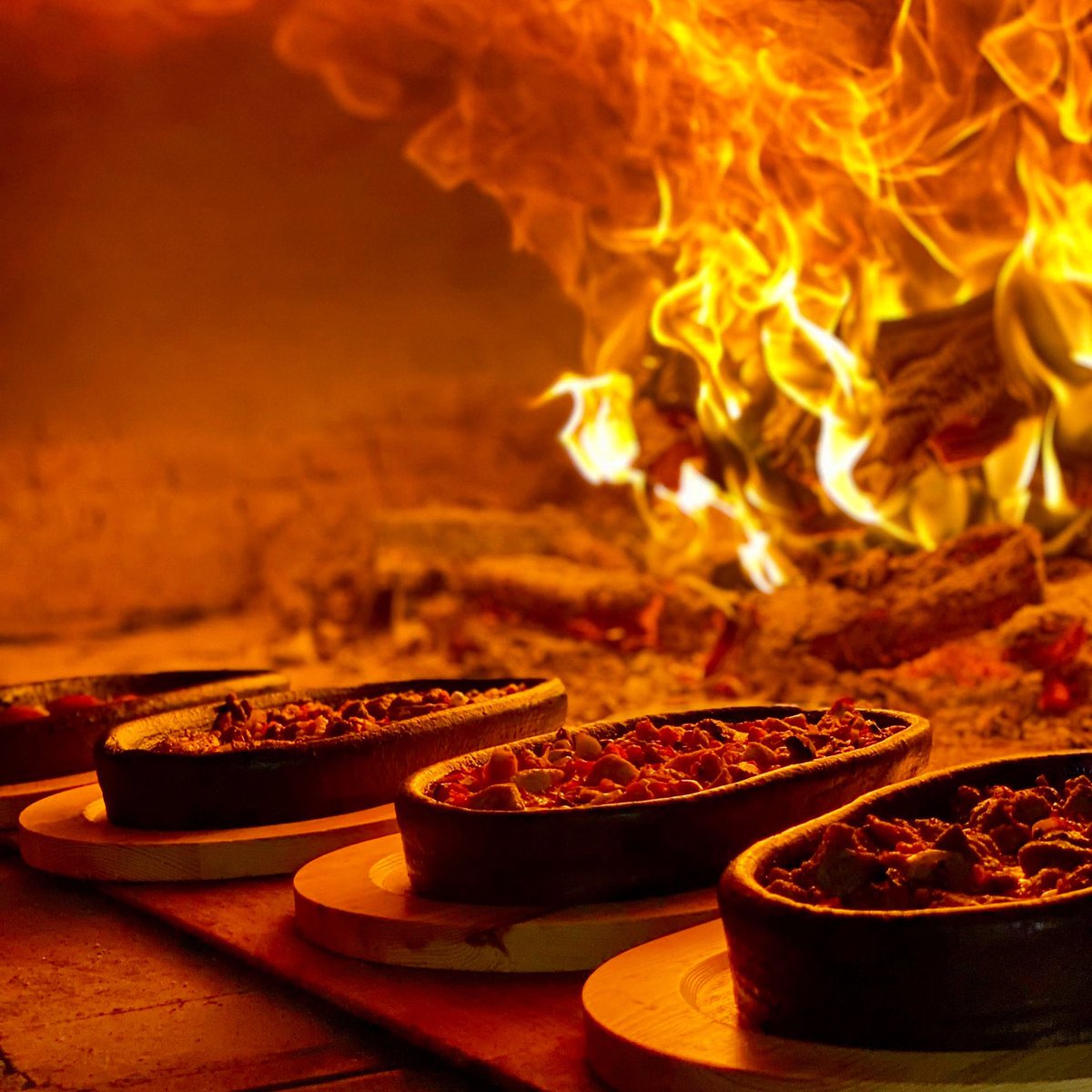 gumushan_ali's tweet photo. Odun ateşinde pişmiş, 🔥güveçte yöresel lezzetler…😍
Güzel bir hafta sonu dileriz.
#ayazhanikbal
.
#güveç #casserole #kavurma #etsote #tavuksote #köfte #pide #sucuk #ayazhan #cafe #restoran #restaurant #gurme #yöresel #travel #traveler #ikbal #ayazini #afyon #gizemlişehirafyon https://t.co/ab1ZP4I3Iv